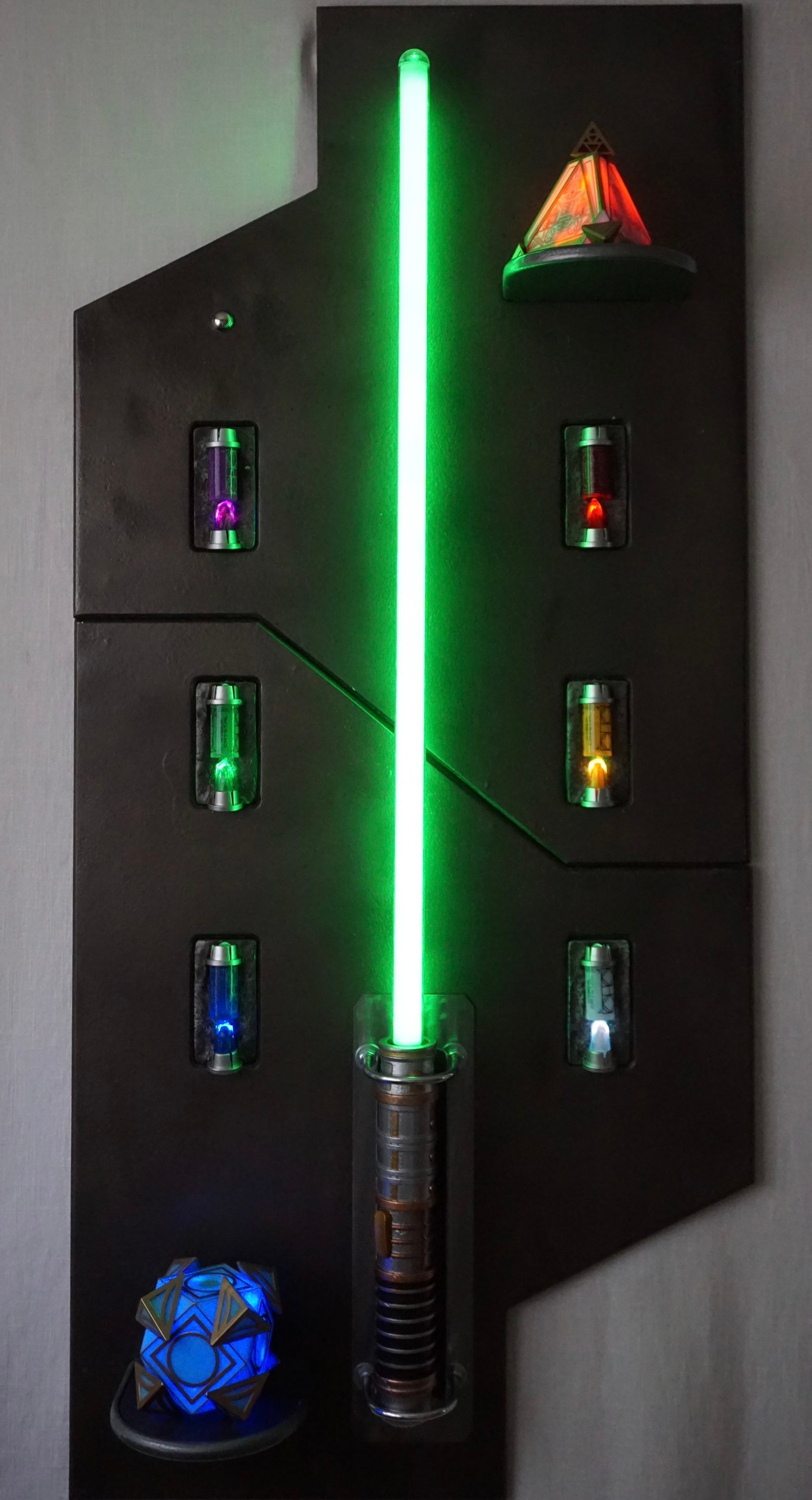 Sabershield Lightsaber Holocron and Kyber Crystal Display / Etsy