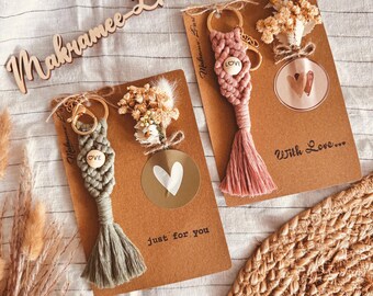 Knuten nyckelring | Kärleksfullt förpackad present | Makraményckelring med torkade blommor