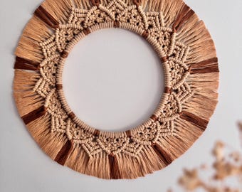 Handgjord makraméväggdekoration i karamell och vanilj – Boho Mandala
