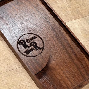 Houten chequehouder en bonhouder voor creditcards en contant geld. De afmetingen zijn 7 x 3 1/2 x 1/2 inch