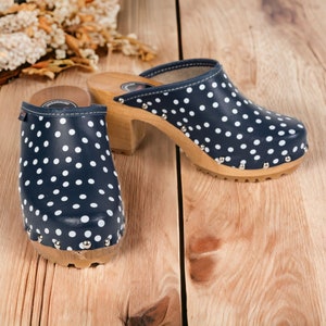 Beautiful, fashionable and stylish clogs women&#39;s clogs high heel clogs navy blue Swedish clogs