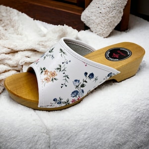 Beautiful fashionable and comfortable women&#39;s clogs handmade