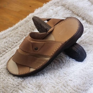 Handmade Men&#39;s Leather Flip-Flops - Comfortable Brown Home and Summer Sandals