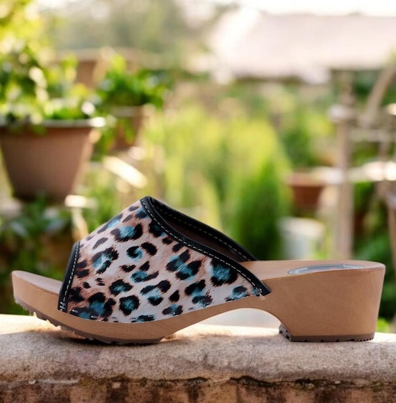 Sandalias de plataforma de madera con estampado de leopardo para
