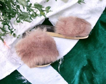 Rosa Fell-Hausschuhe, flauschige Sandalen, Instagram-Hausschuhe, heiße Sandalen für Damen, große Puffs Pom Pom