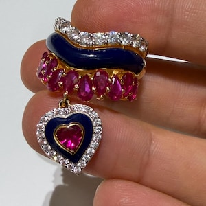 Anillo con dije de corazón de plata de ley y baño de oro, anillo llamativo de rubí esmaltado azul marino.
