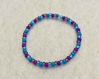 Bracelet en perles de rocaille bleues et violettes | Bijou élastique à superposer