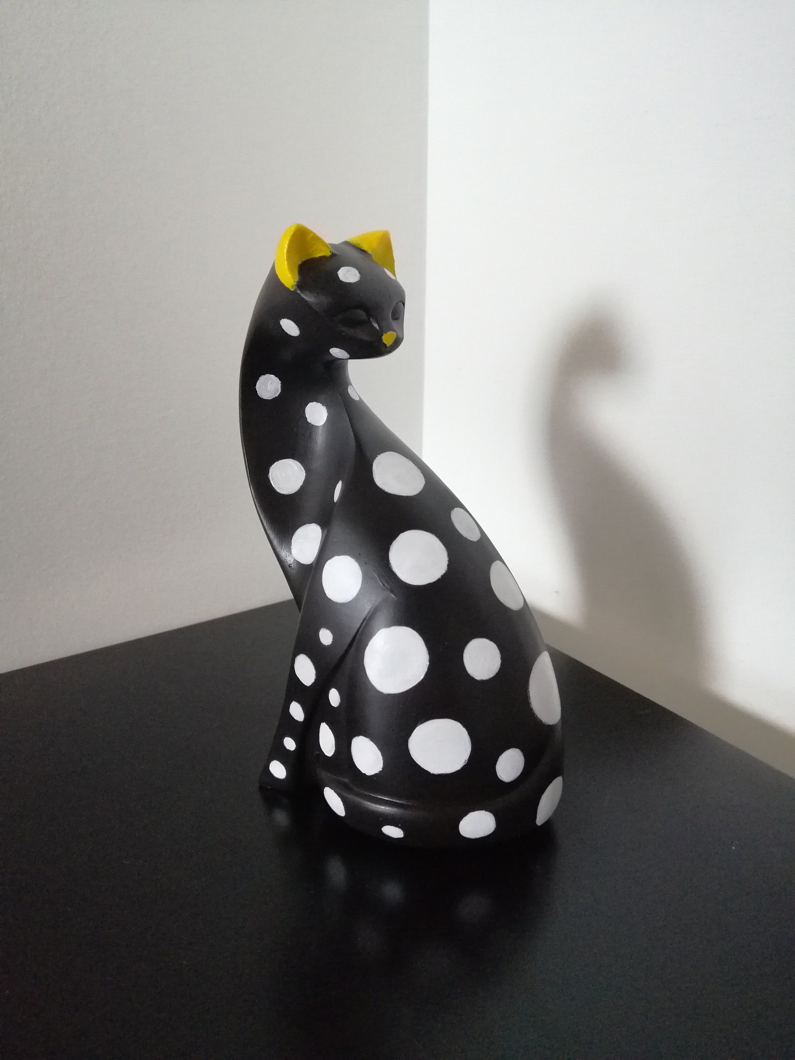 resin cat statue