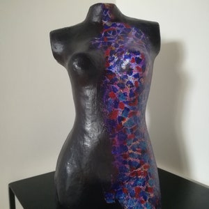 Escultura, estatua, busto femenino, desnudo, Pop Art, cuerpo, moderno, contemporáneo, decoración, negro, azul, morado, rojo