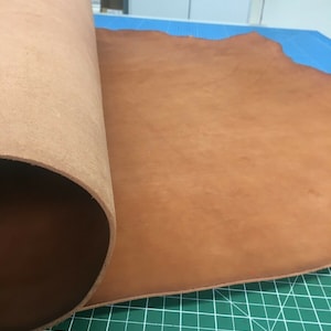 Leather piece cowhide natural leather / smooth leather / thick leather 1.8-2.2 or 2.8 - 3.4 mm natural brown leather plate