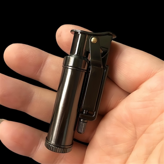 Accendino Vintage UFO Trench Antivento In Ottone/Rame (Argento) - Ricaricabile A Cherosene, Portatile, Regalo Uomo/Donna
