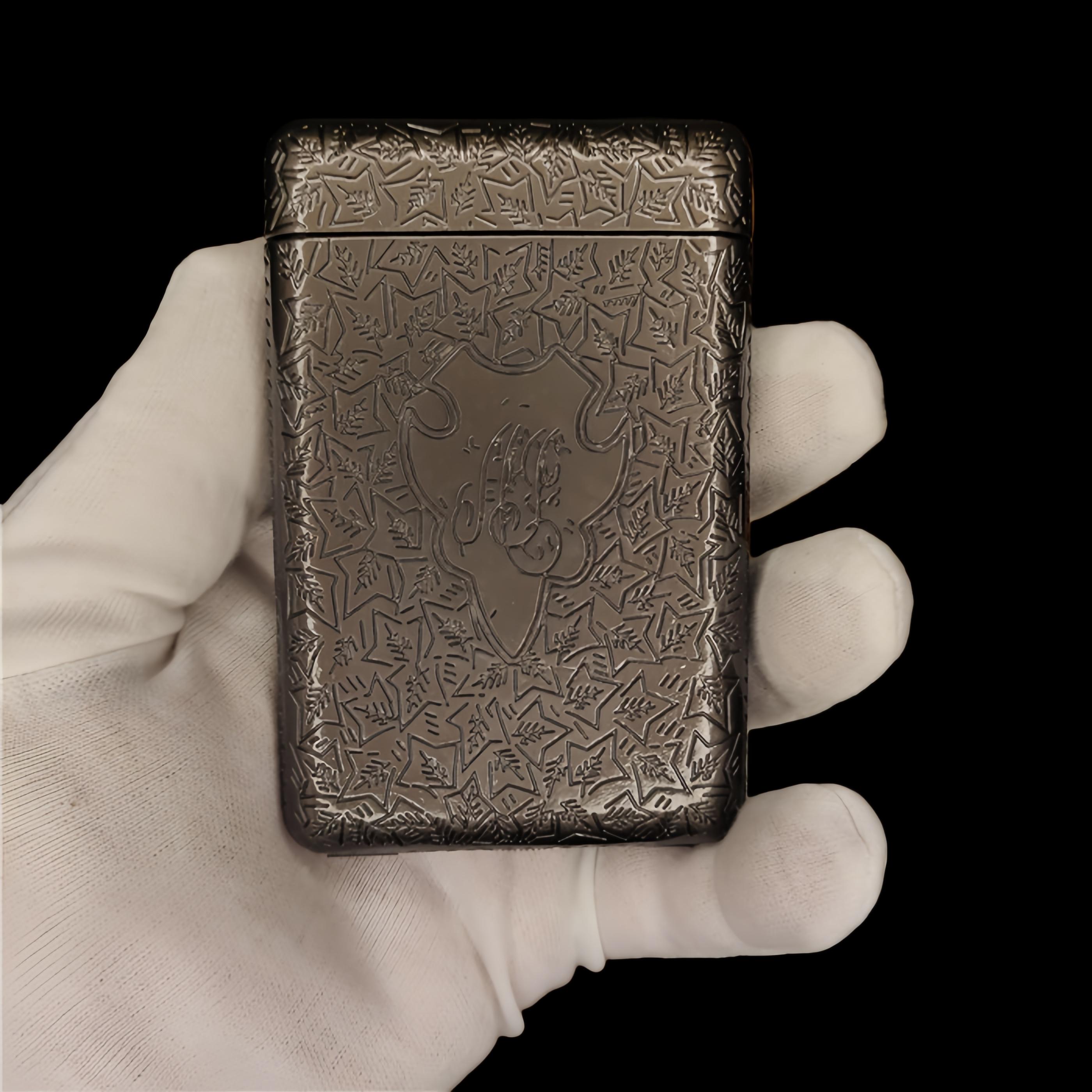 1920年代の英国ギャングスター用シガレットケース｜頑丈な金属製