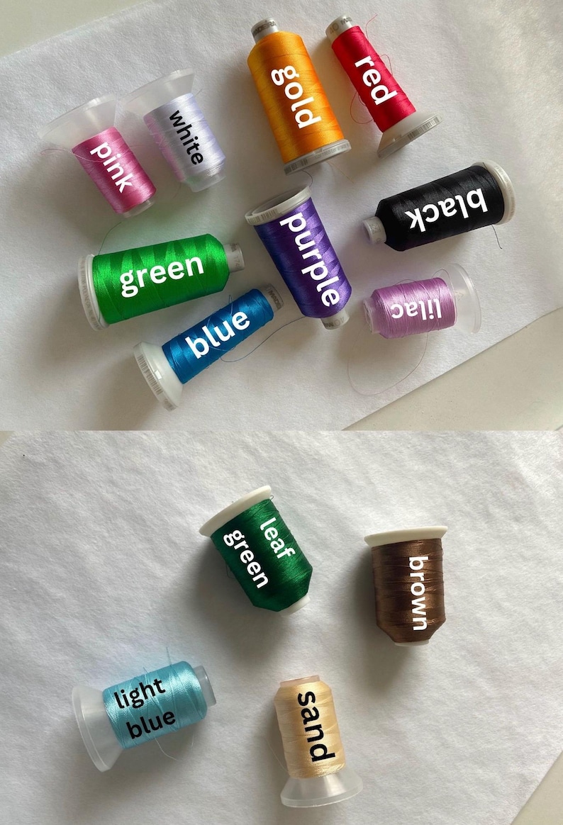 Op de afbeelding: Assortiment van borduurgaren spoelen in verschillende kleuren, waaronder rood, goud, wit, roze, zwart, paars, groen, blauw, lila, bruin, bladgroen, zand en lichtblauw.