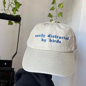 Gorra vintage bordada "Distraído por los pájaros"