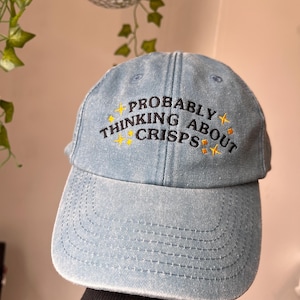 Broderad vintagekeps med texten "Thinking About Chips"