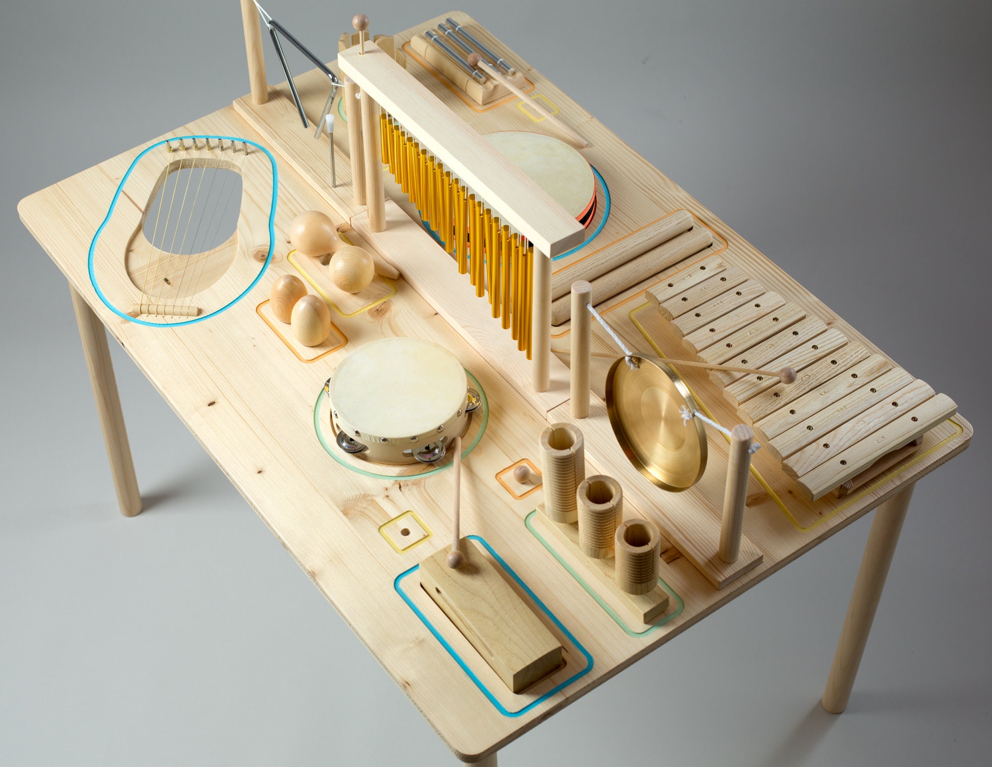 Instruments en bois sur grande table musique Montessori -  France