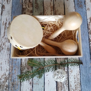 Maracas et tambour Domroo dans Panier en bois Instruments de percussion Instruments en bois Waldorf Eco friendly Maracas en bois Montessori