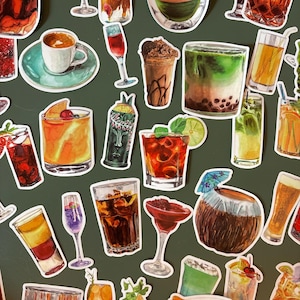 Peut inclure: Une collection d'autocollants aquarelle représentant divers cocktails et boissons. Les autocollants incluent une tasse à café, un verre de champagne, une boisson au chocolat, une boisson au matcha et plusieurs autres cocktails avec des garnitures.