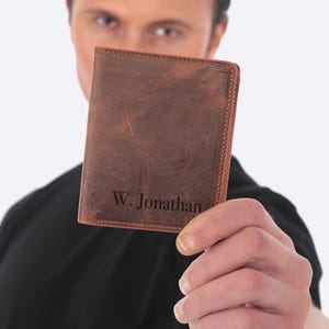 Cartera de cuero genuino personalizada para hombre / Cartera grabada con nombre / Billetera para él / Cartera de regalo para novio / Regalo de cumpleaños para papá