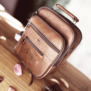 Cadeau personnalisé pour homme GRATUIT / Sac en cuir pour homme / Sac à bandoulière / Petit sac fait main / Sac à bandoulière / Cadeau pour anniversaire, fête des pères