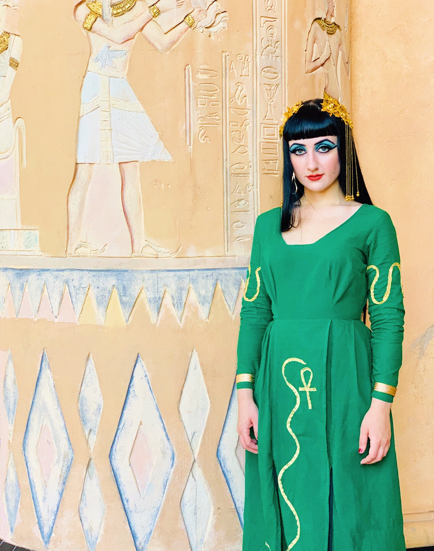 elizabeth taylor cleopatra blue dress Elizabeth Taylor on the set of Cleopatra, 1963