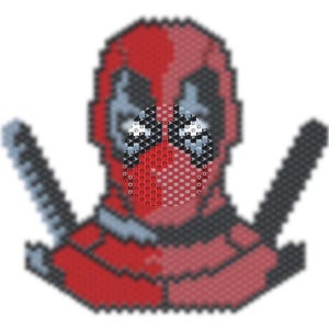 Peut inclure: Un design en pixel art de Deadpool, un super-héros avec un costume rouge et noir, portant un masque avec un contour blanc. Il tient deux épées dans ses mains.
