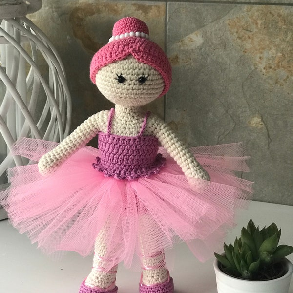 Patron crochet español Muñeca Amigurumi. Muñeca bailarina.