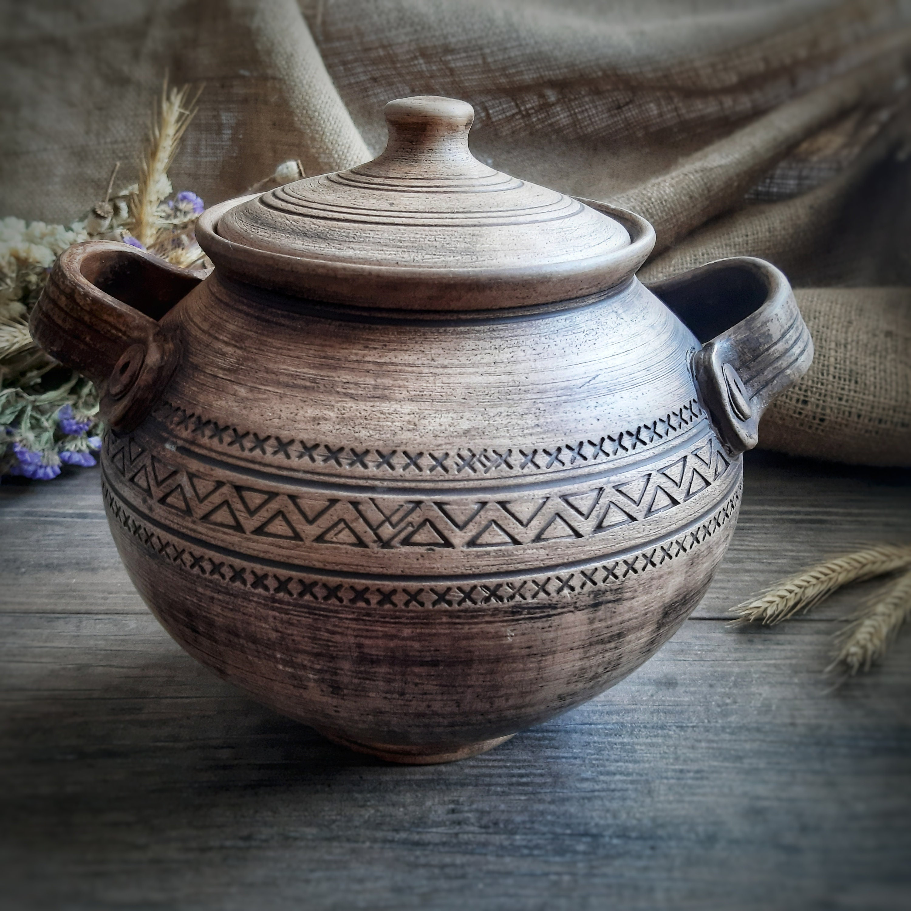 Premium Photo  Clay pots for cooking pots of clay of a light colour baking  dishes on a dark background a clay pot with a lid for roasting vintage  kitchen utensils for cooking