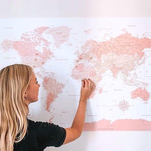 Carte du monde rose avec punaises, carte de voyage personnalisée, art mural en panneau de liège, cadeau personnalisé pour elle