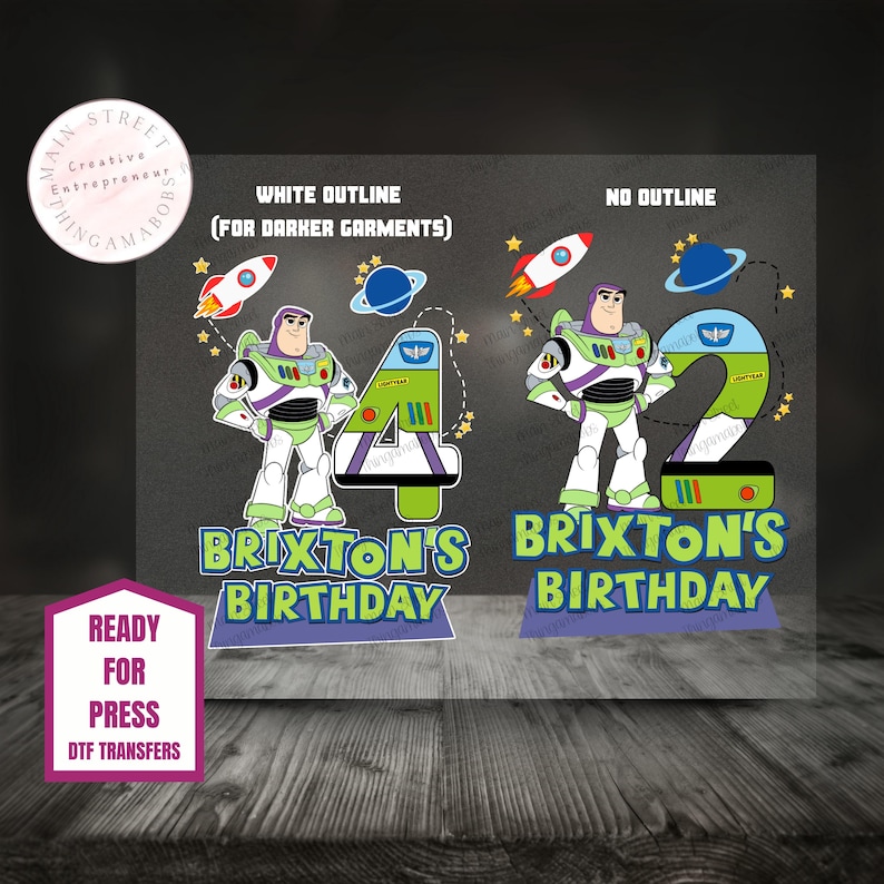 K&ouml;nnte beinhalten: DTF-Transfer mit Buzz Lightyear, dem Text "Brixton's Birthday" und der Zahl 2. Das Design beinhaltet eine Rakete, einen Planeten und Sterne. Der Text "Ready for Press DTF Transfers" ist ebenfalls sichtbar.