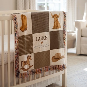 Könnte beinhalten: Eine personalisierte Babydecke mit Cowboy-Thema. Die Decke hat ein Patchwork-Design mit Bildern eines Cowboy-Stiefels, eines Longhorns, eines Schaukelpferds und eines Cowboyhuts. Der Name "LUKE" und das Datum "07-06-2025" sind ebenfalls abgebildet.