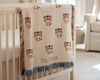 Couverture personnalisée pour bébé tigre, nom personnalisé Safari imprimé animal, literie douillette jungle pour chambre d'enfant, joli cadeau de baby shower chat sauvage