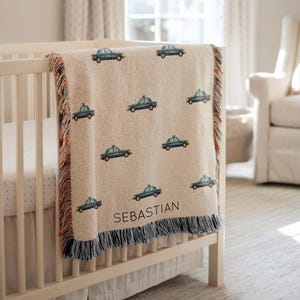 Couverture personnalisée pour bébé voiture de police, nom personnalisé imprimé véhicule de flic, cadeau de literie pour chambre d&#39;enfant des forces de l&#39;ordre, cadeau de baby shower pour garçons
