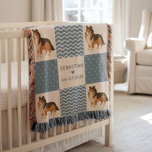 Puede incluir: Una manta de bebé personalizada sobre una cuna. La manta presenta un diseño de patchwork con imágenes de un perro, líneas onduladas y lunares. El cuadrado central tiene el nombre "SEBASTIAN", un corazón y la fecha "06-07-2025". La manta tiene un borde con flecos.