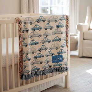 Personalisierte blaue Auto-Babydecke, benutzerdefinierter Name Fahrzeuge-Druck-Wurf, gemütlicher Transport-Kinderzimmer-Bettwäsche, niedlicher Jungen-Babypartygeschenk