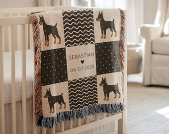 Puede incluir: Una manta personalizada para bebé sobre una cuna. La manta presenta un diseño de patchwork con patrones en blanco y negro, incluyendo lunares, líneas onduladas e ilustraciones de perros. El cuadrado central muestra el nombre "SEBASTIAN" y la fecha "06-07-2025".