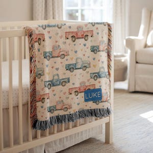 Couverture pour bébé personnalisée camionnette rouge et bleue, jeté nom personnalisé avec impression de véhicule, literie de transport confortable pour chambre d&#39;enfant, cadeau mignon pour bébé
