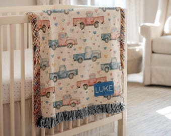 Coperta per neonati personalizzata con camioncino rosso e blu, coperta con stampa personalizzata del nome del veicolo, biancheria da letto accogliente per la cameretta dei bambini, grazioso regalo per neonato.