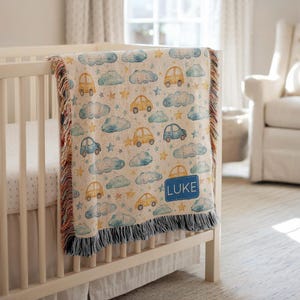 Couverture pour bébé personnalisée voiture bleue et jaune, jeté avec nom de véhicule personnalisé, literie transport confortable pour chambre d&#39;enfant, cadeau baby shower de voyage