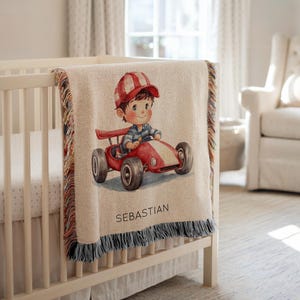 Manta de bebé personalizada con diseño de coche de carreras para niño, manta de guardería de carreras con nombre personalizado, regalo para baby shower de pequeño conductor, decoración vintage para habitación infantil con diseño de carreras