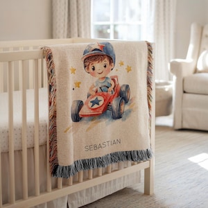 Manta de bebé personalizada con diseño de coche de carreras para niño, manta de guardería de carreras con nombre personalizado, regalo para baby shower de pequeño conductor, decoración vintage para habitación infantil con diseño de carreras
