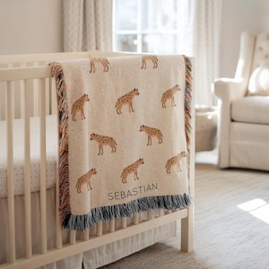 Gepersonaliseerde hyena babydeken, aangepaste naam safari dierenkamer plaid, babyshower cadeau, hyena lover kinderkamer decor voor jongen of meisje