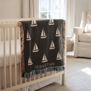 Manta de bebé personalizada con diseño de velero, manta náutica con nombre personalizado, decoración infantil con temática oceánica, regalo para baby shower para niños y niñas