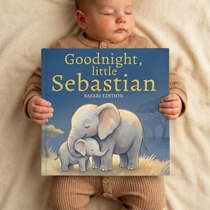 Peut inclure: Un bébé est allongé sur une couverture crème et tient un livre pour enfants intitulé « Goodnight, little Sebastian, Safari Edition ». La couverture du livre présente un fond bleu avec des illustrations de deux éléphants gris. Le bébé porte un pyjama beige.