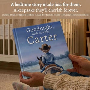 Pode incluir: Um livro infantil intitulado "Goodnight, little cowboy Carter" com capa azul. A ilustra&ccedil;&atilde;o mostra um jovem cowboy montando um cavalo sob um c&eacute;u estrelado. O livro est&aacute; aberto, com o texto "A bedtime story made just for them."