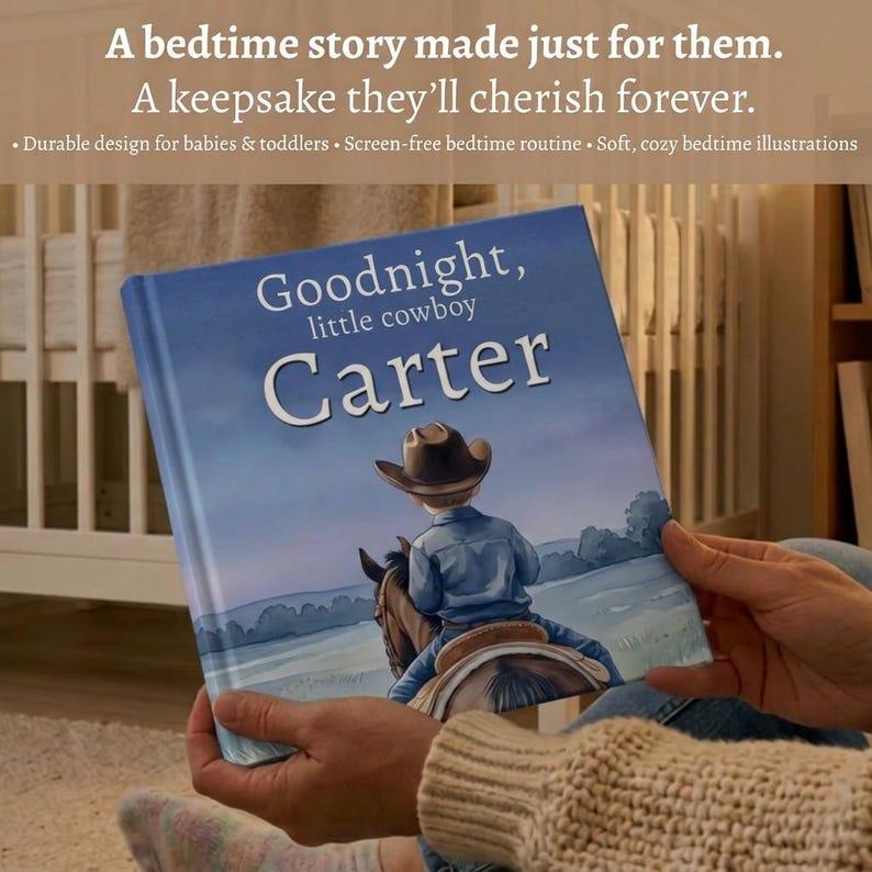 Pode incluir: Um livro infantil intitulado "Goodnight, little cowboy Carter" com capa azul. A ilustra&ccedil;&atilde;o mostra um jovem cowboy montando um cavalo sob um c&eacute;u estrelado. O livro est&aacute; aberto, com o texto "A bedtime story made just for them."