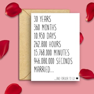 Peut inclure: Une carte blanche avec du texte noir qui dit "30 ans, 360 mois, 10 950 jours, 262 800 heures, 15 768 000 minutes, 946 080 000 secondes Mari&eacute;s... ...et pour toujours &agrave; venir". La carte est entour&eacute;e de p&eacute;tales de roses rouges.