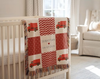 Coperta per neonati personalizzata a forma di camion rosso, coperta patchwork con nome personalizzato per bambini, decorazione per cameretta a forma di camion agricolo, coperta per neonati, regalo per baby shower.