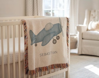Manta de bebé personalizada con diseño de avión vintage, manta de bebé personalizada con avión azul y nombre, regalo de aviación para bebé niño, regalo de piloto para baby shower.