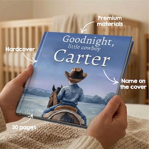 Pode incluir: Livro infantil de capa dura com o t&iacute;tulo "Goodnight, little cowboy" e o nome "Carter" na capa. A ilustra&ccedil;&atilde;o mostra um jovem cowboy montando um cavalo. O livro tem 30 p&aacute;ginas e &eacute; feito com materiais premium.